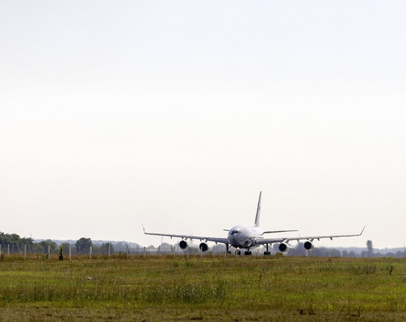 Avionul trimis de Rusia să repatrieze diplomații refuzați de MAE a plecat cu o întârziere de 6 ore de pe Otopeni. Care a fost motivul