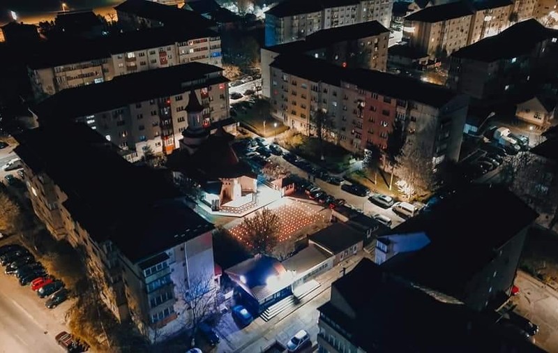 Emoționant. În lipsa enoriașilor, o biserică din Suceava a avut curtea plină de candele aprinse