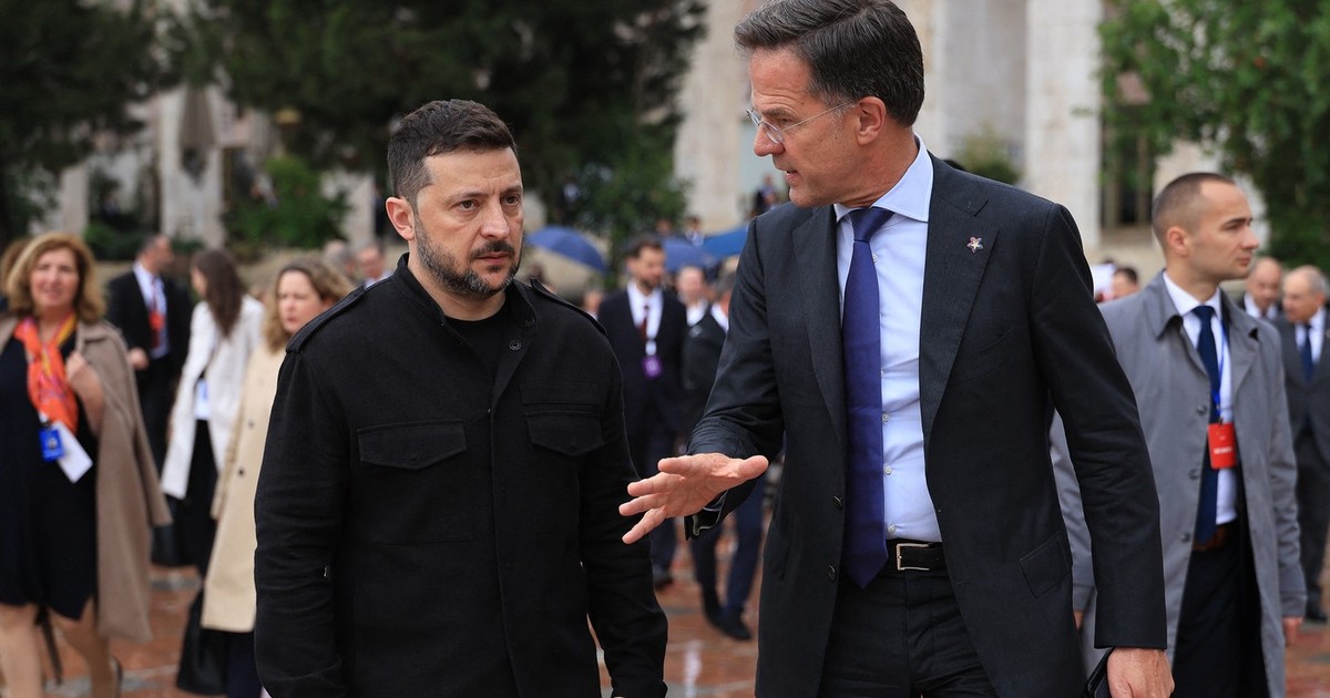 Volodimir Zelenski (stânga) și Mark Rutte (dreapta), surprinși în timp ce discută la Tirana Foto: Profimedia