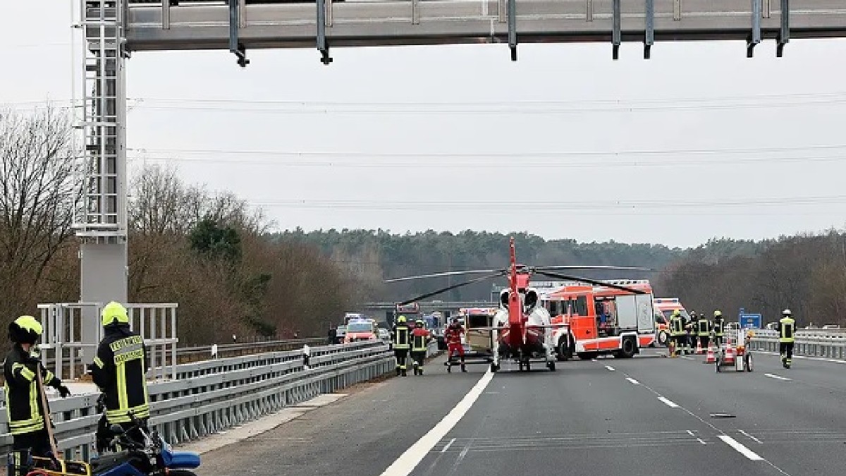 Un motociclist a murit după ce a fost lovit de un Mercedes, chiar sub ochii tatălui său