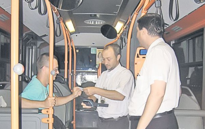 Autobuzele de noapte au câte doi controlori