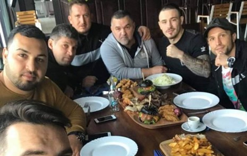 Leonard Doroftei s-a reprofilat! S-a făcut chelner în propriul pub. „Cred că am fost ospătar într-o viață anterioară”