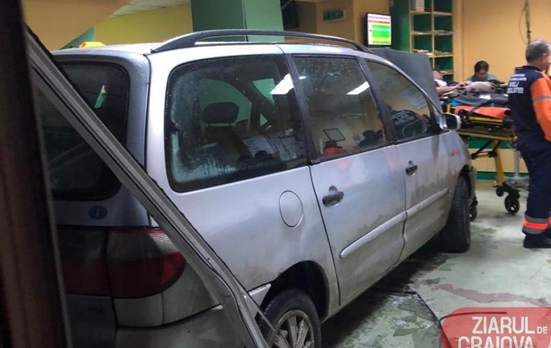 Cum s-a produs accidentul în care o mașină a intrat prin ușile Spitalului Craiova. Șoferul spune că a încurcat pedalele! (VIDEO)