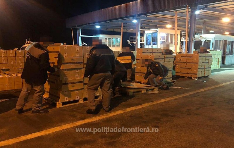 Captură record la o vamă din Satu Mare. Peste 400.000 de pachete de țigări de contrabandă, descoperite într-un camion cu brichete din lemn / FOTO