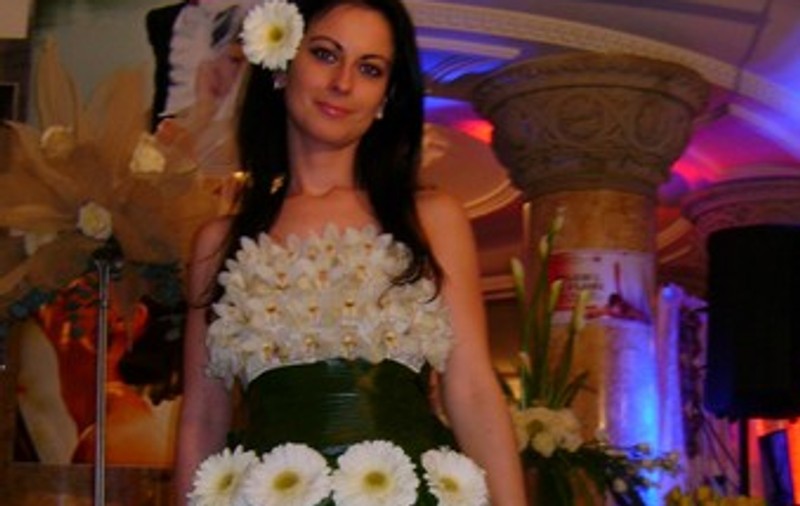 Premieră națională: rochie de mireasă din flori naturale! Ai purta așa ceva? | FOTO