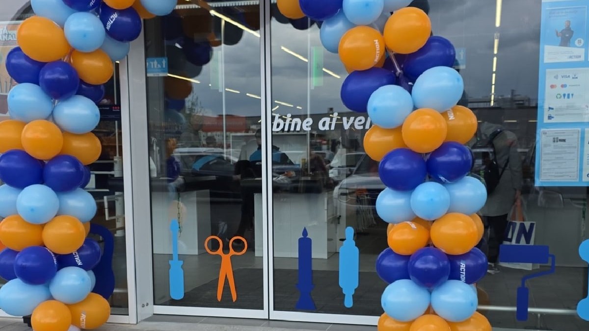 Deschiderea unui magazin de tip discount Action, cu arcada cu baloane albastre, bleu si portocalii la intrare