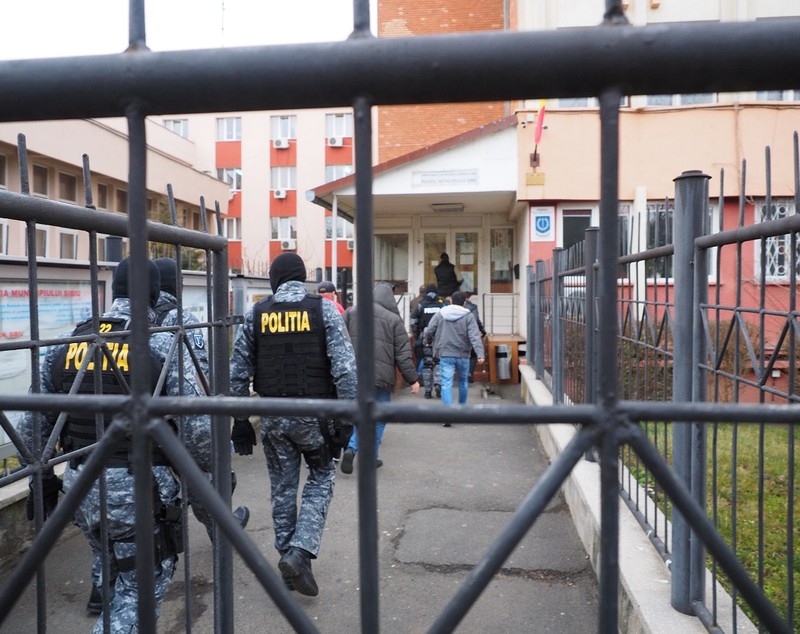 Suspecţii a peste 100 de furturi din maşini, duşi cu mascaţii la audieri! GALERIE FOTO