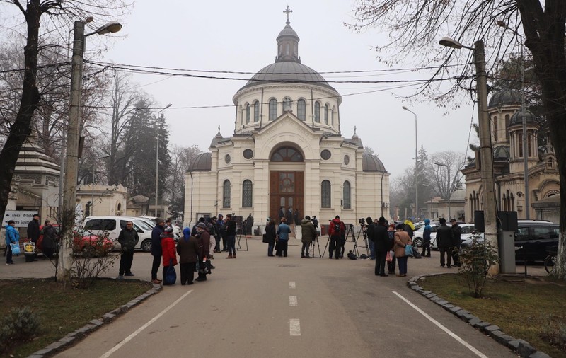 Monica Pop, imaginea tristeții la biserica unde este depus trupul neînsuflețit al Cristinei Țopescu