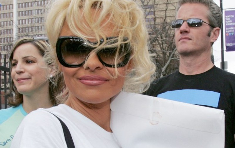 Pamela Anderson îi cere ajutorul lui Putin