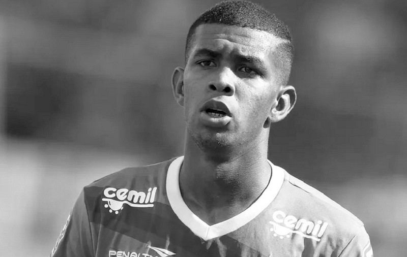 Fotbalistul Alex Apolinario a murit la vârsta de 24 de ani, după ce a făcut stop cardiac pe teren