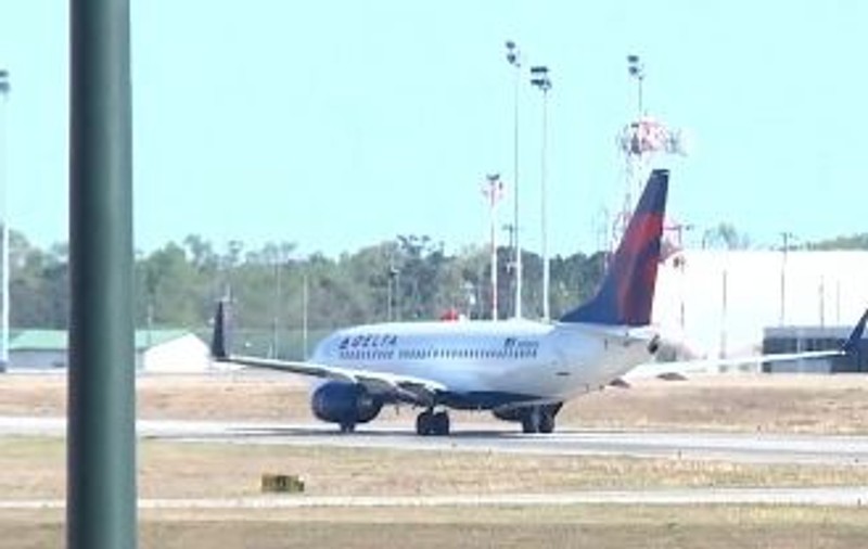 VIDEO | Aeroportul din SUA unde avioanele aterizează peste morminte