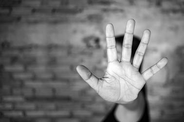 Laura a fost salvată de pe șoseaua de centură de jandarmii care opriseră s-o legitimeze