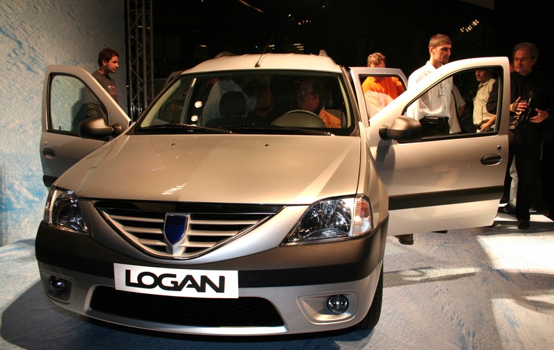 Cu cât s-au scumpit mașinile în ultimii 10 ani. Dacia Logan, VW Golf și BMW Seria 5 arată de ce senzația de „mașină nouă prea scumpă” nu e doar în capul nostru