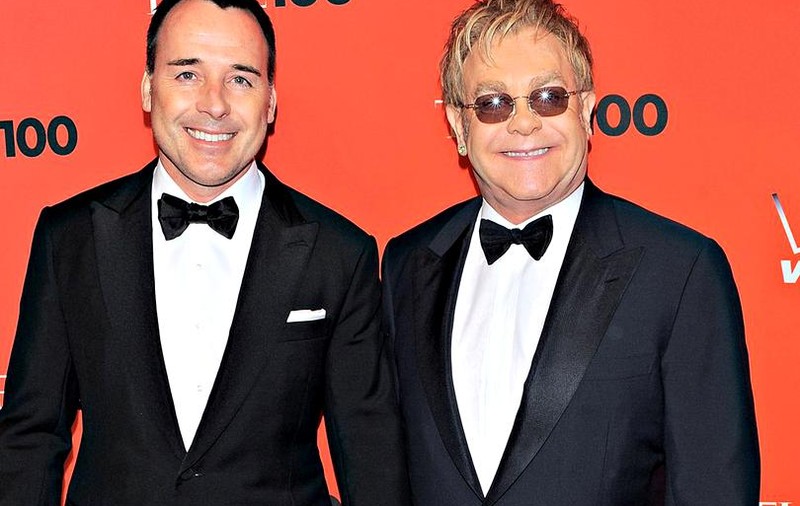 Elton John a urmat cu succes un tratament pentru cancer de prostată. Vedetele de la Holywood, în lupta cu boala nemiloasă