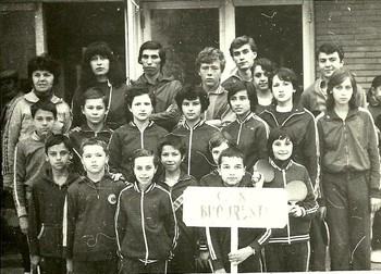 Geta Pitică (prima din stânga) și o echipă de juniori antrenată de ea