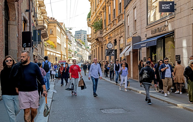 La pas pe cea mai luxoasă stradă din Europa. Un metru pătrat construit valorează 38.000 de euro, iar magazinele celebre produc 12% din venitul brut pe cap de locuitor al orașului Milano!