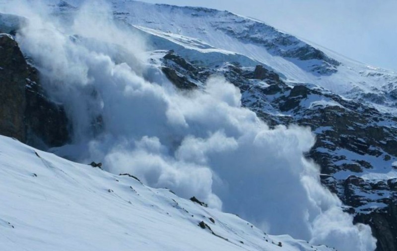 Risc crescut de avalanşe în Munţii Bucegi şi Făgăraş, la altitudini de peste 1.800 de metri