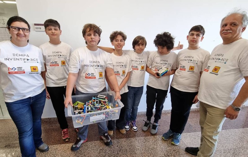 Șase copii de 13 ani din Brașov duc România la un campionat de robotică din Australia cu un proiect de arheologie high-tech