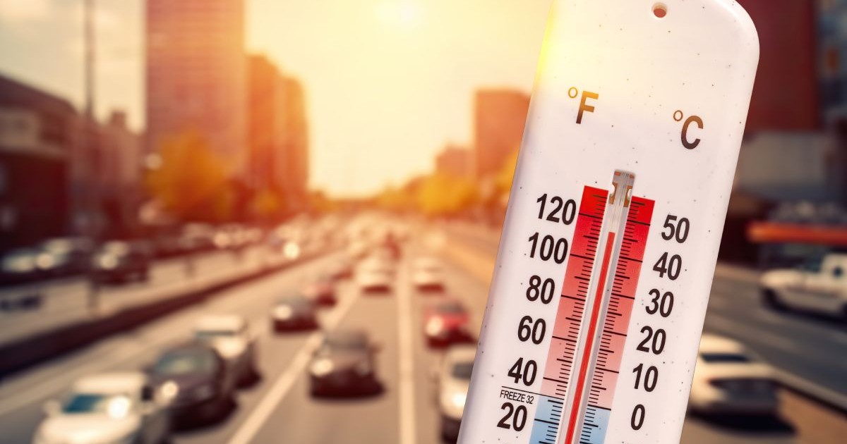 Termometru în fața mașinilor și a traficului în timpul valului de căldură