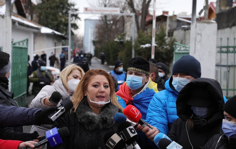 VIDEO | Diana Soșoacă, scandal în fața Institutului Matei Balș. Discuții cu Poliția și atacuri la Streinu Cercel și Raed Arafat: „Sunt foarte agitată, avem cinci morți”