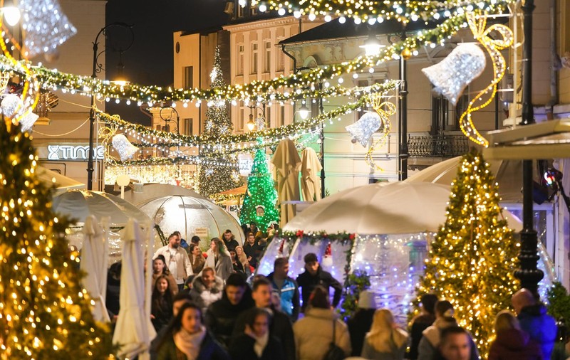 Târgul de Crăciun Craiova 2024. Cât costă chiria căsuțelor și ce pot cumpăra vizitatorii: de la cârnați, la cozonac, turtă dulce și dulcețuri