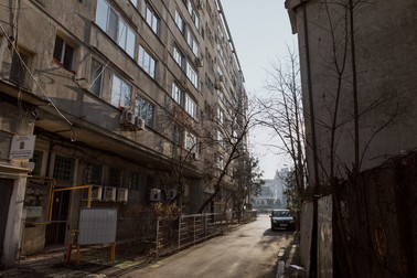 Aleea dintre bloc și catedrală