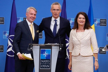 Secretarul general al NATO Jens Stoltenberg, Ministrul de Externe al Finlandei, Pekka Haavisto, și Ministrul de Externe al Suediei; Ann Linde, la sfârșitul unei conferințe de presă comune după semnarea protocoalelor de aderare a celor două țări la NATO. | Foto: EPA
