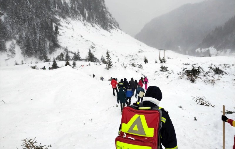 Dosar penal după avalanșa de la Cabana Capra. Poliția îi caută pe turiștii care au mers acolo cu mașina, deși drumul e închis