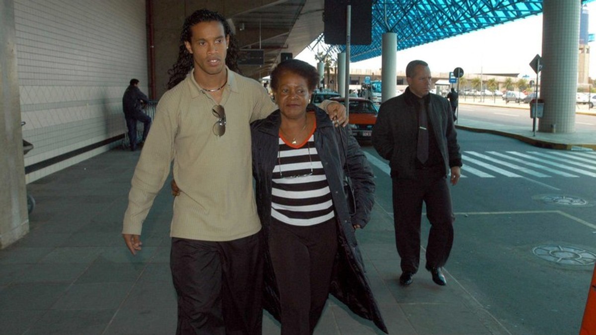 Mama lui Ronaldinho a murit din cauza COVID-19. Femeia era internată în spital de două luni