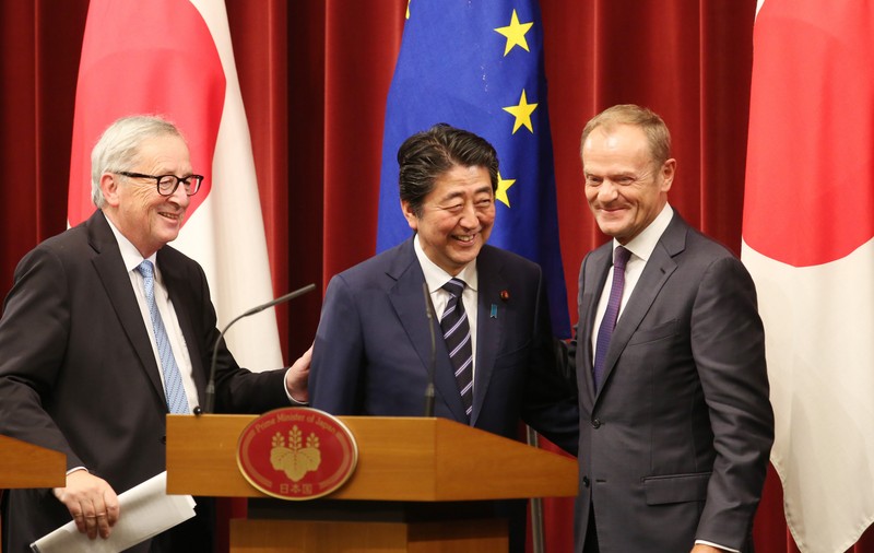 UE și Japonia au semnat un tratat de liber-schimb, un ”mesaj puternic împotriva protecționismului” lui Donald Trump