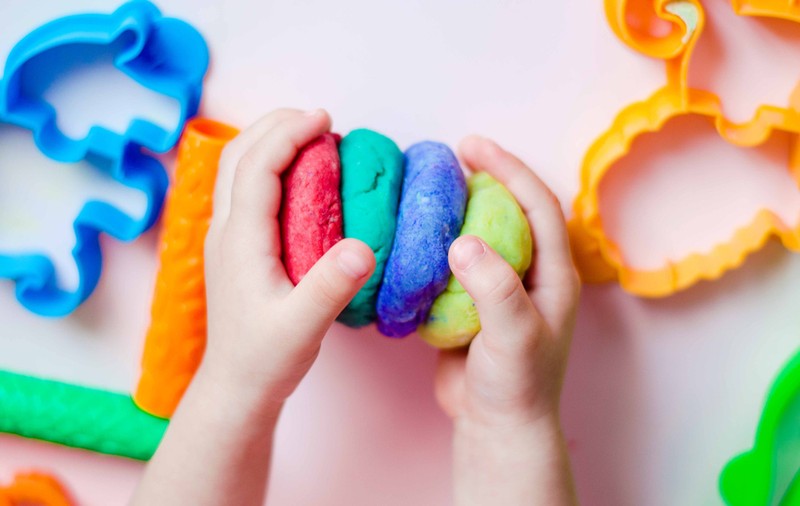 Cum se face plastilina acasă din câteva ingrediente - activitate de făcut în casă cu copiii