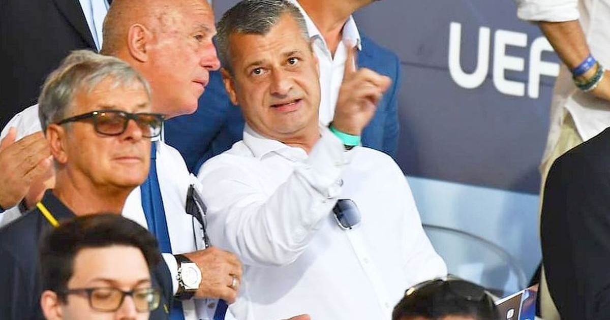 Nelu Varga, patronul celor de la CFR Cluj, în tribune în timul unui meci, arată cu degetul în sus.