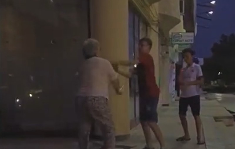 IMAGINI ȘOCANTE! Fiul unui celebru cântăreț de muzică populară se bate cu o bătrână | VIDEO