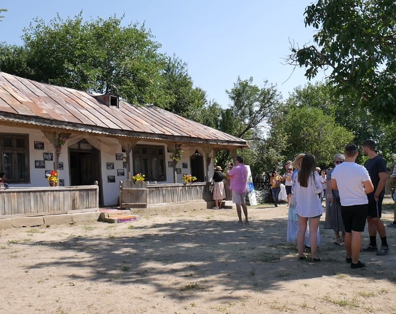 VIDEO/ Brunch oltenesc în curtea lui Moromete din satul Talpa! Cu sarmale, ciorbă, chiftele, apă rece și compot!