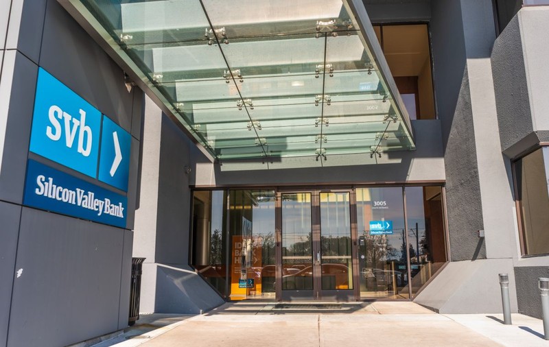 Guvernul american a anunțat că nu va salva Banca Silicon Valley de la faliment. Care sunt riscurile, dacă nu e găsit rapid un cumpărător