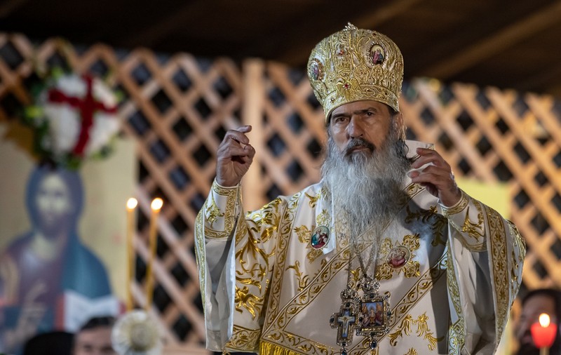 ÎPS Teodosie: La ortodocși „lumina vine”, la catolici „nu vine”. Reacţia părintelui Francisc Doboş