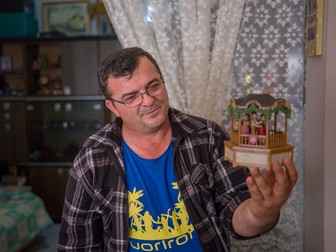 Bogdan ne arată o jucărie cumpărată din târgul de vechituri. Neviano, Italia, mai 2022