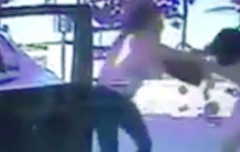 Ceartă în trafic cu final dramatic. O șoferiță a murit, după ce o altă femeie a lovit-o cu tocul în piept