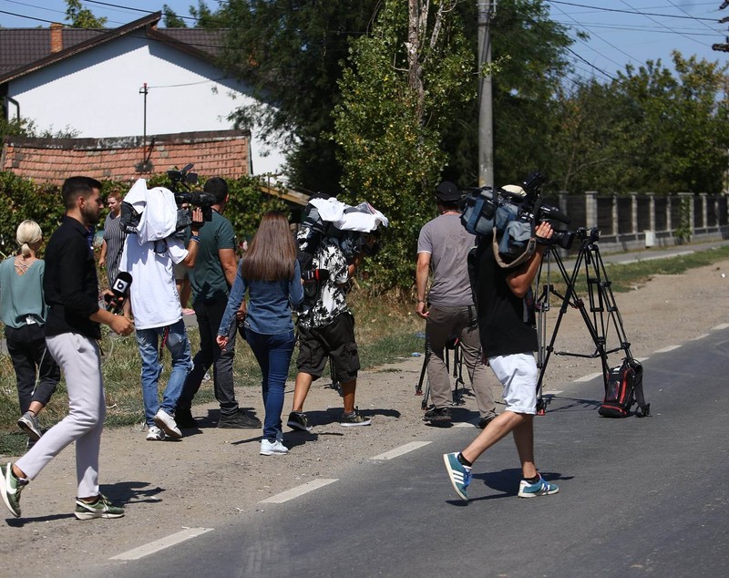 IMAGINILE DIMINEȚII LA CREVEDIA. Oamenii își repară casele, afectate și la 800 de metri de exploziile de la stația GPL. „Ne-au căzut ferestrele, au ieșit din balamale”
