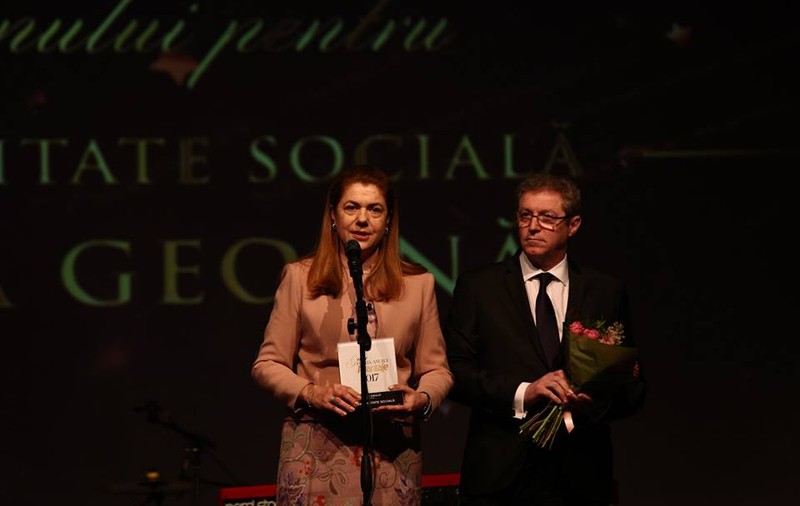 Mihaela Geoană este Femeia Anului 2017 pentru Responsabilitate Socială. Premiul i-a fost înmânat de profesor doctor Adrian Streinu Cercel