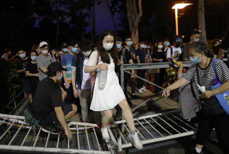 Locuitorii din Hong Kong au ignorat interdicțiile și s-au adunat în Piața Victoria/ Foto: EPA