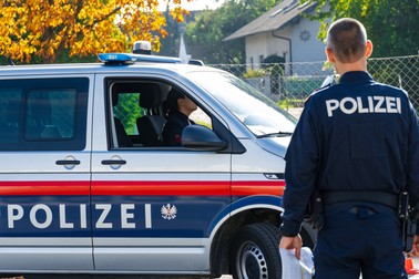 Românul a fost ridicat cu o dubă a poliției din Austria. Foto cu caracter ilustrativ: Facebook Polizei Niederösterreich