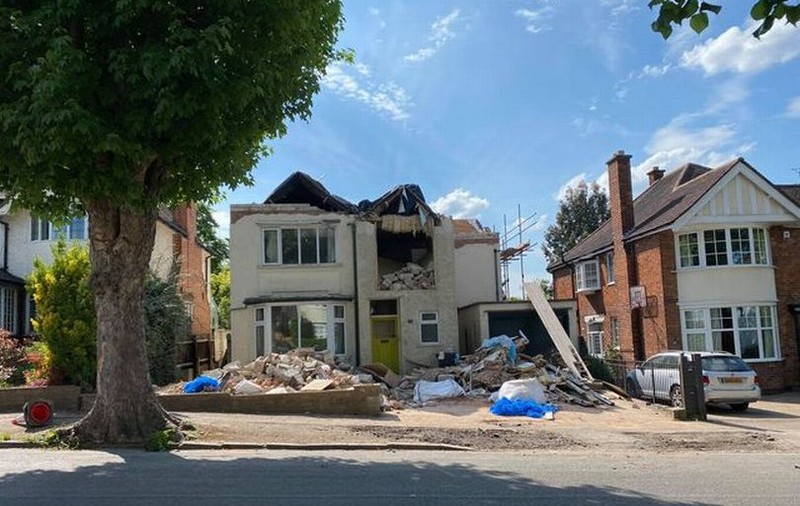 Proprietarul  și-a găsit casa demolată de constructor când s-a întors din vacanță. Care a fost explicația