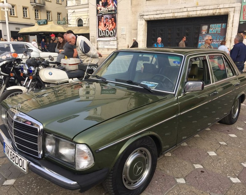 Mașina folosită de Robert Redford în filmul Havana, la Timișoara. E o replică, dar bijuteria a făcut furori printre iubitorii de mașini de epocă