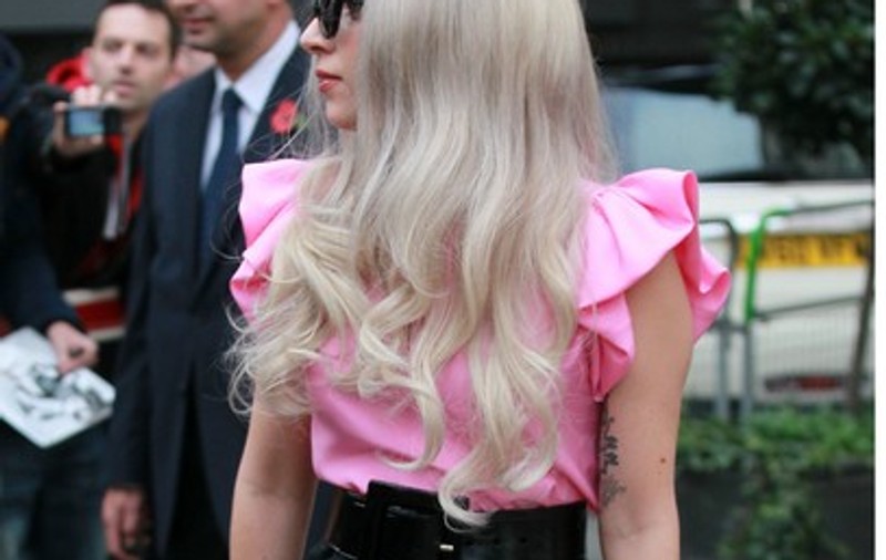 Foto | Lady Gaga suferă de o boală gravă? S-a îmbrăcat perfect normal!