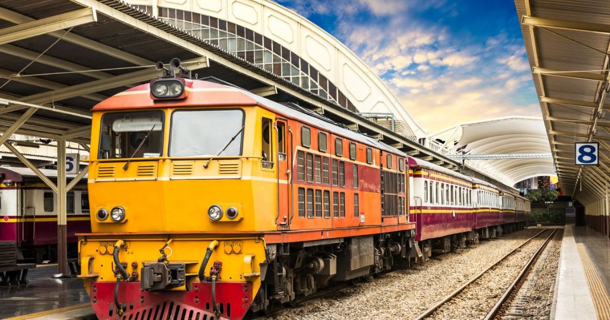 gara cu un tren galben staționat