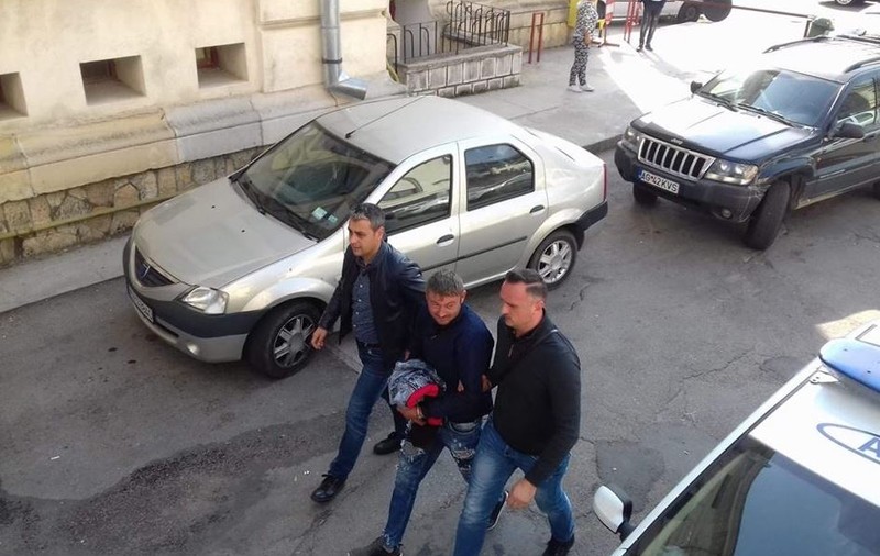 Un bărbat din Argeș, acuzat că și-a omorât în bătaie propria mamă. Femeia a fost găsită pe stradă cu capul strivit