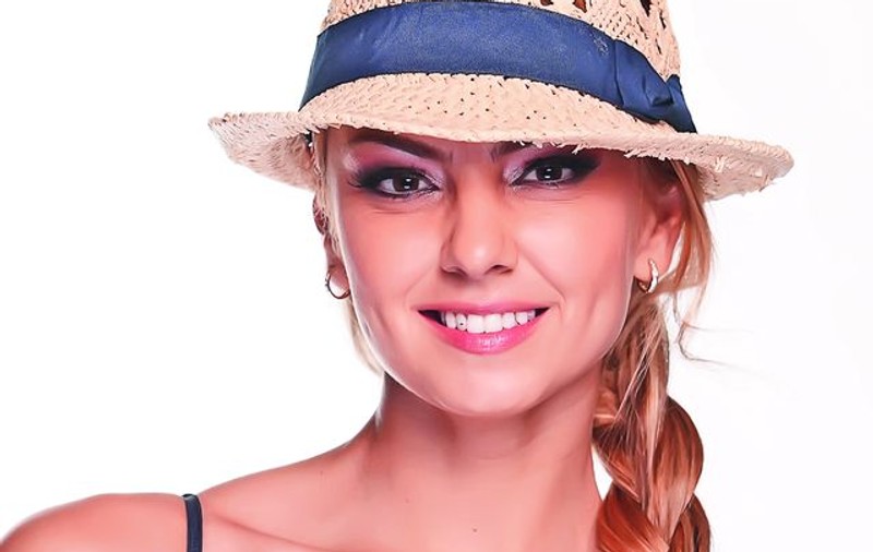 Roxana Ionescu, sexy-prezentatoarea emisiunii- concurs «Vocea României» de la PRO TV: «Bărbatul ideal: blond şi cu ochii albaştri»