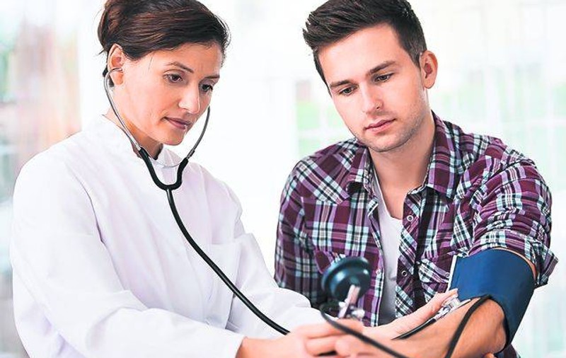 STUDIU: Care este legătura dintre SALARIU și HIPERTENSIUNE?