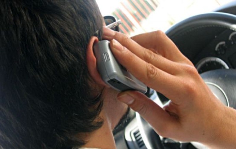 Bărbat din Alba Iulia, păcălit în plină stradă: a primit o bucată de gresie în locul unui telefon mobil